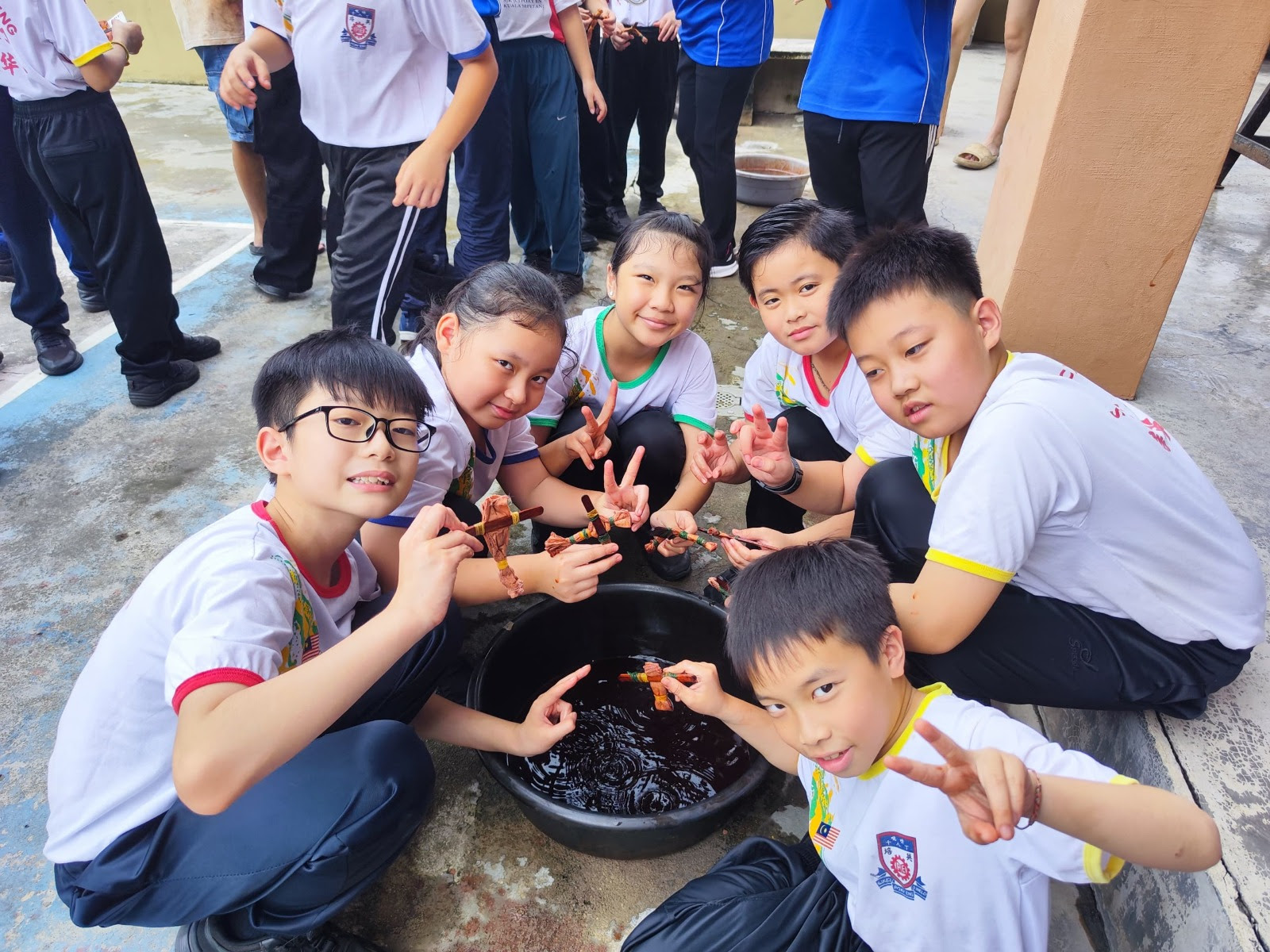 十八丁培英华小举办红树皮染色工作坊